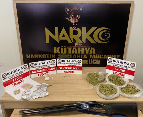 452,52 gr. scanc, 72,15 gr. eroin, 16,47 gr. metamfetamin, 1 adet sentetik ecza ve 1 adet ruhsatsız av tüfeği 